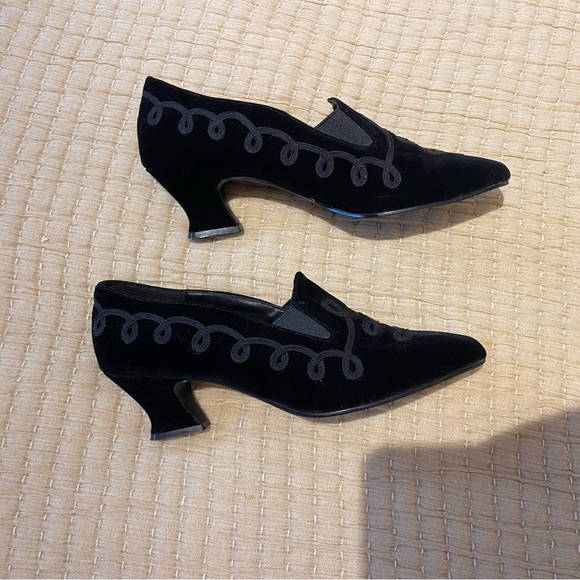 Vintage Le Château suede kitten heels - Picture 3 of 11